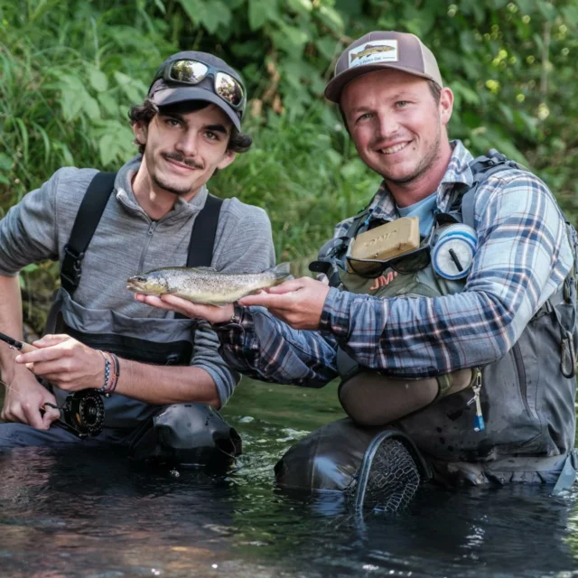 📷 Les moments de pêche, c'est aussi des moments de partages et de convivialités ! 🎣🏞️

Avec @agence_nomade_peche et @damien_toussaint_ 

#peche #voyage #outdoor #videaste #tournage #truite #aventure