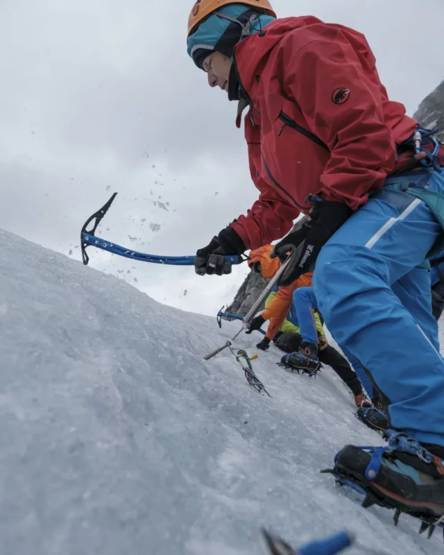 Parfois, il faut savoir briser la glace ! 🧊⛏️ 

Cette fois, c'était pour trouver de la glace solide afin de fixer nos broches à glace de chez @simond

#outdoor #ice #simond #mammouth